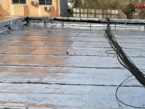 滨海新卫生间漏水维修公司分享下滨海新屋面楼顶防水刚性防水层施工要点。